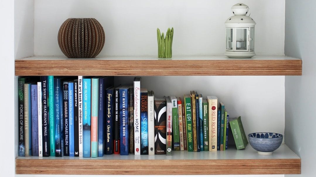 Discover minimalist storage: How to build floating shelves