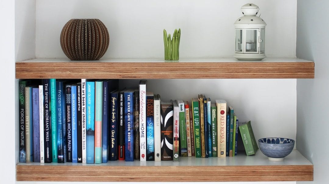 DIY floating shelves