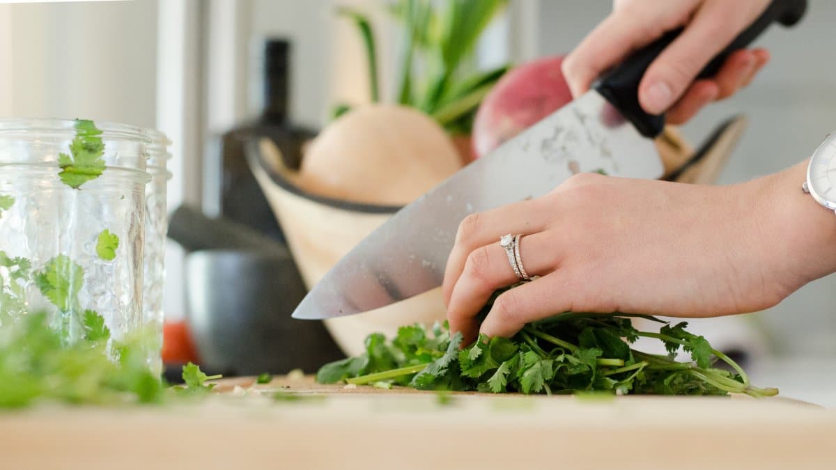 woman chopping vegetables