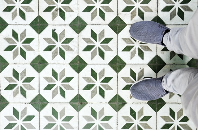 bathroom-decor-tiled-flooring