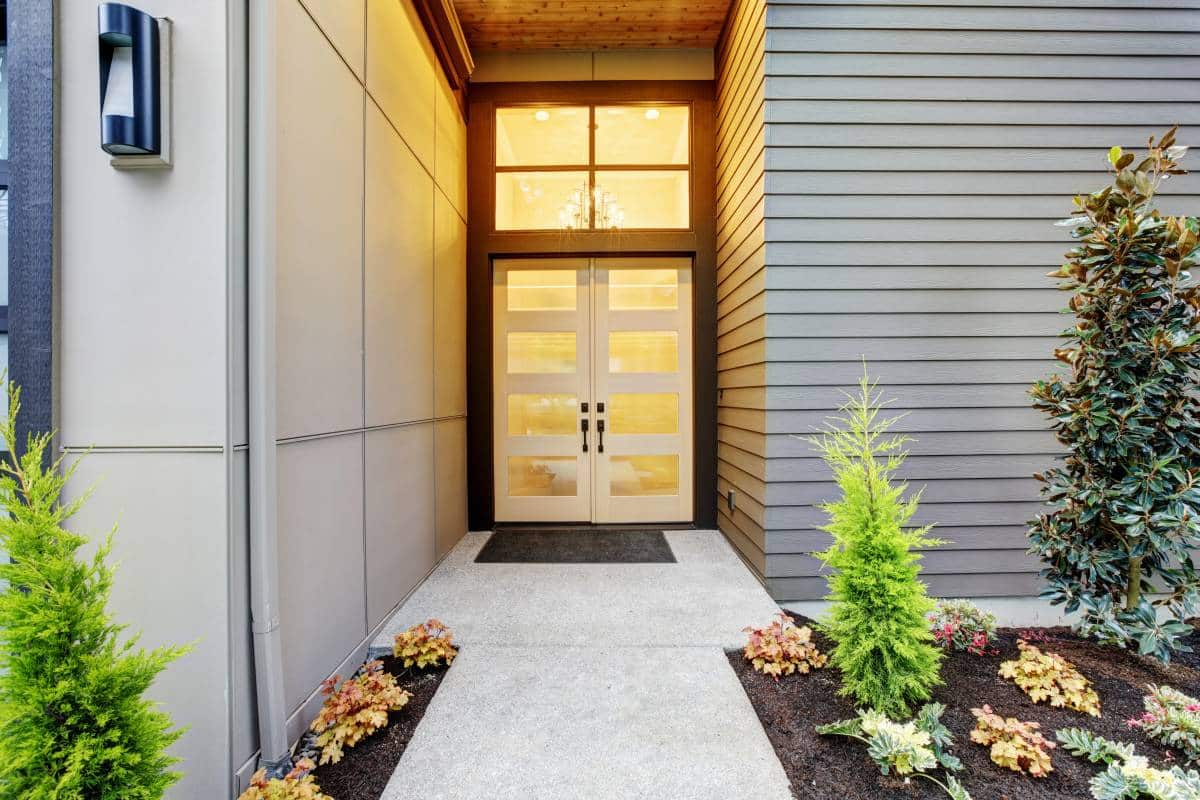 entry porch of modern home with shrubbery nearby