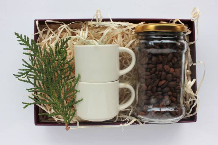 coffee kit with whole beans and mugs