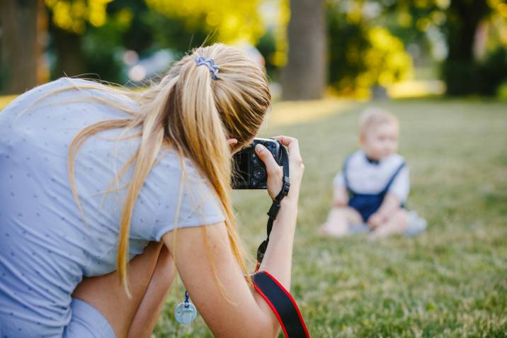 photography side hustle, stay at home mom photographing baby