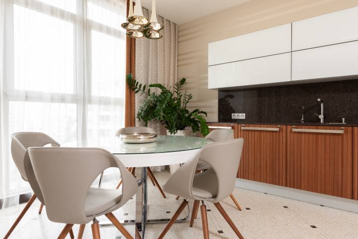 Modern table and chairs in the kitchen