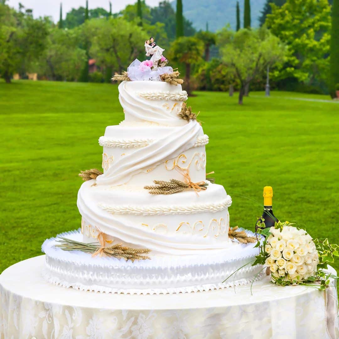 wedding cake with cascading piping