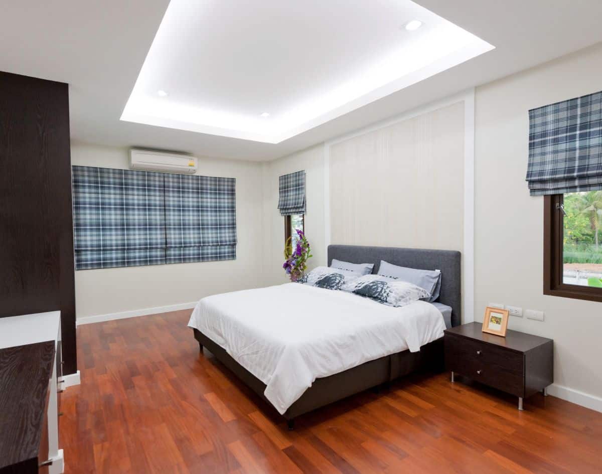 modern bedroom, cove lighting in the ceiling 