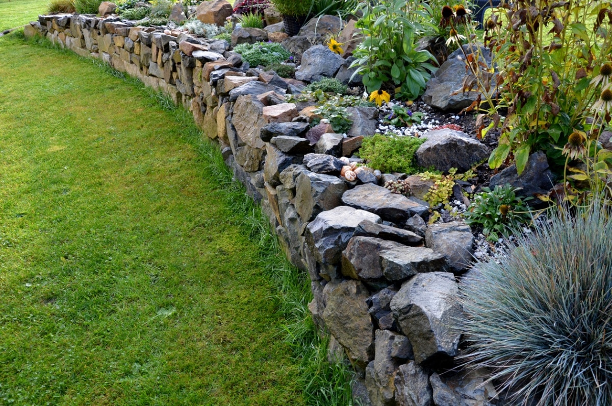  dry rock wall serves as a terrace for a garden